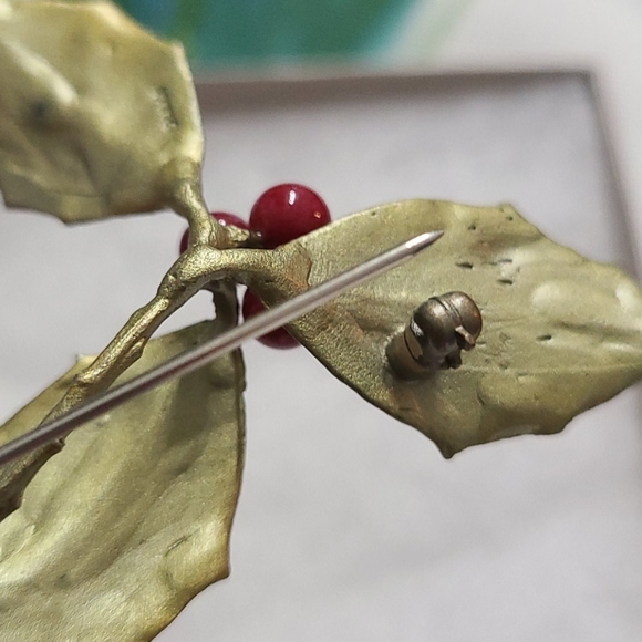 Met Museam of Art Vintage Holly brooch - Picture 8 of 9
